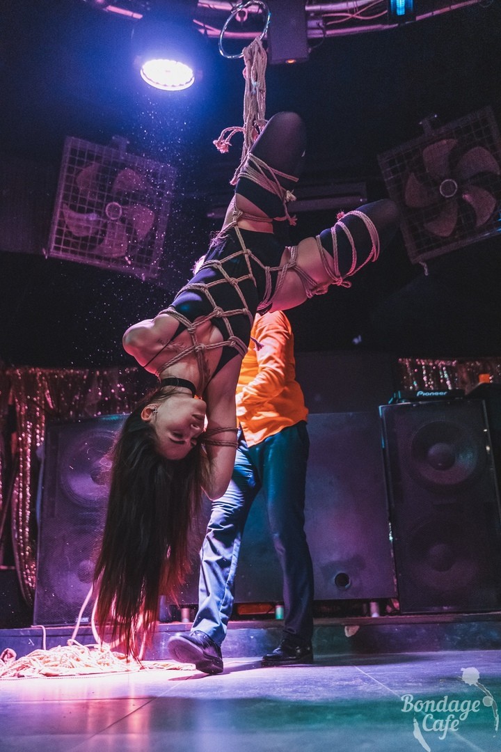 Shibari perfomance at Bondage Cafe SPb. Mosafir and Denjamy Djovanny. Photo by Gestoor